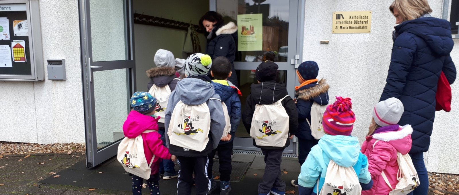 Der Kindergarten zu Besuch in der Bücherei (c) D.S.